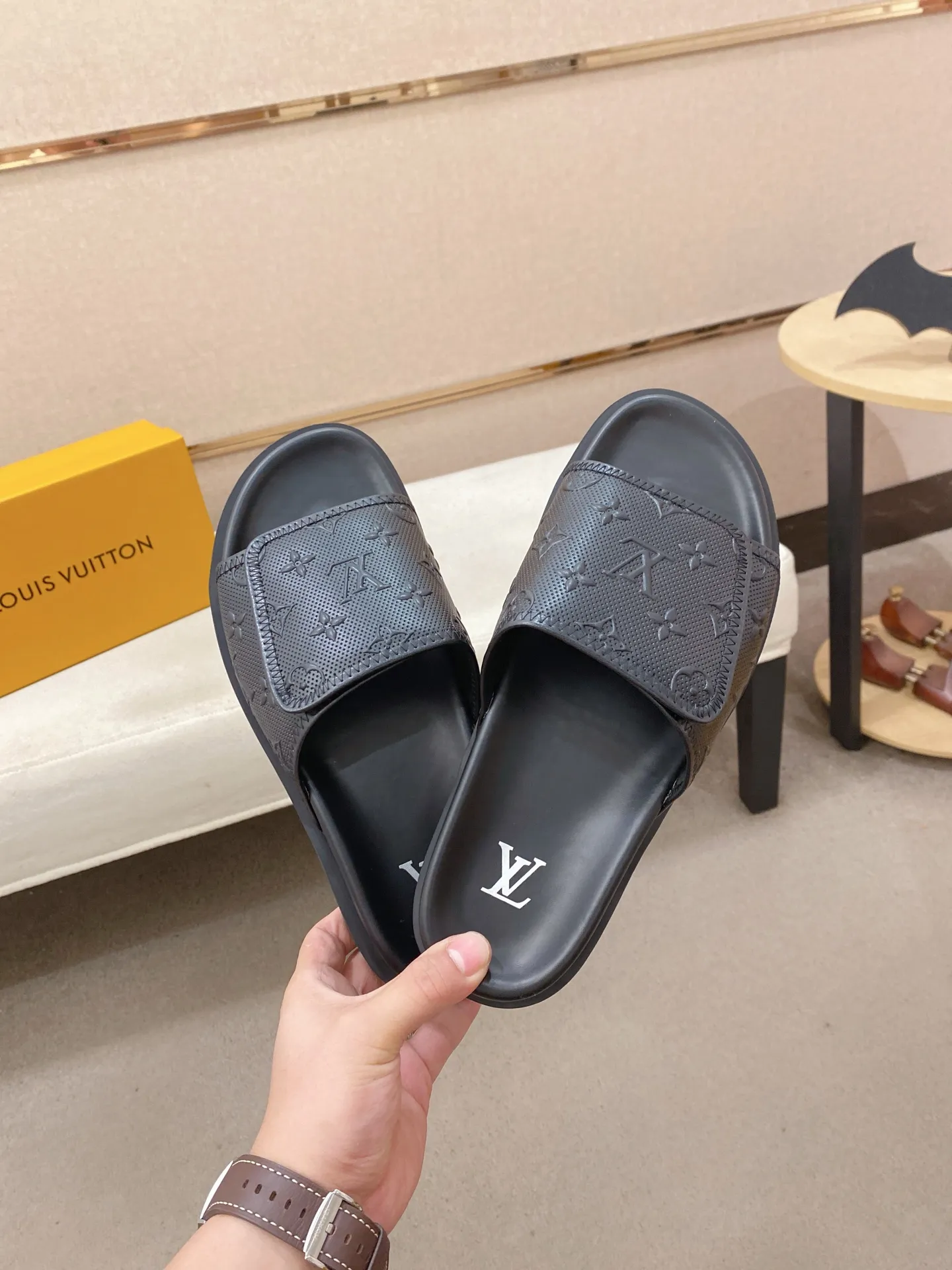 Men's shoes💰: 320💰Made by LV🔍Top purchasing agent, men's spring and summer slippers are available at the same counter. The uppers are made of cowhide imported from Italy, with logo graphics and high-quality craftsmanship. Soles: original soles specially provided by the original factory. Exclusive molded soles are super comfortable. Original goods with single order, 🔍🔍high quality, you can enter and exit the counter at will. Welcome to compare, code number 38-44.